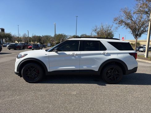 Used 2025 Ford Explorer ST-Line w/ ST-Line Street Pack image 2