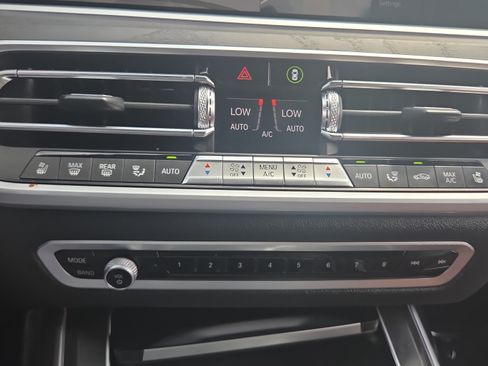 Used 2022 BMW X7 xDrive40i w/ M Sport Package AWD/4WD image 31