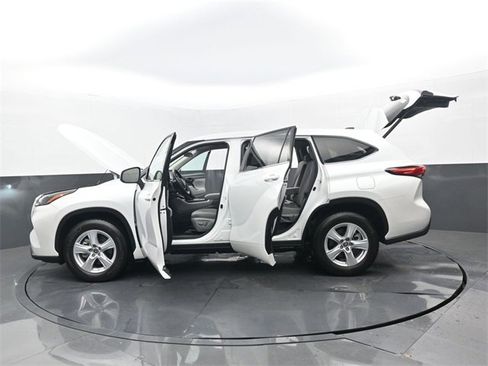 Used 2022 Toyota Highlander LE image 35