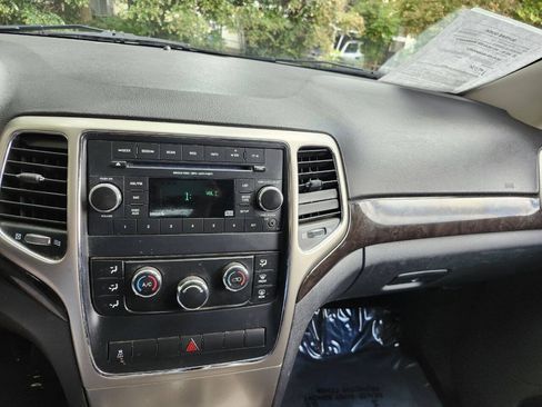 Used 2012 Jeep Grand Cherokee Laredo w/ Laredo E Group AWD/4WD image 8