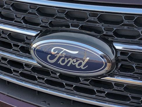 Used 2023 Ford Explorer XLT w/ Equipment Group 202A image 12