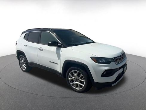 Used 2025 Jeep Compass Limited image 2