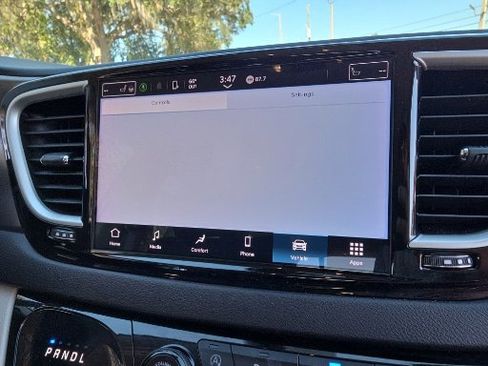 Used 2024 Chrysler Pacifica Touring-L image 4