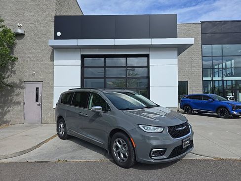 Used 2022 Chrysler Pacifica Limited AWD/4WD image 2
