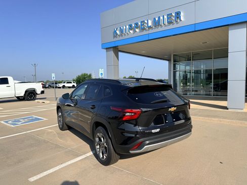 Used 2026 Chevrolet Trax LT w/ LT Convenience Package FWD image 9