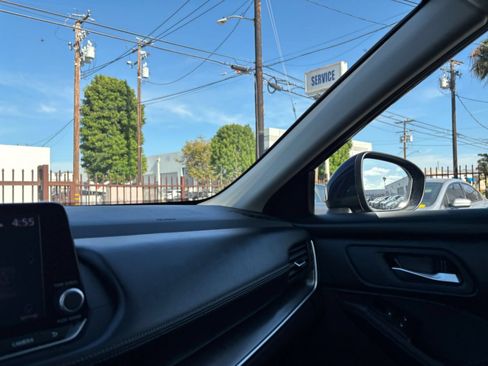 Used 2025 Nissan Rogue SV FWD image 37