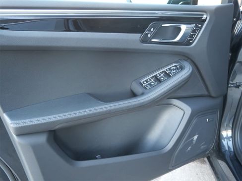 Certified 2025 Porsche Macan image 10