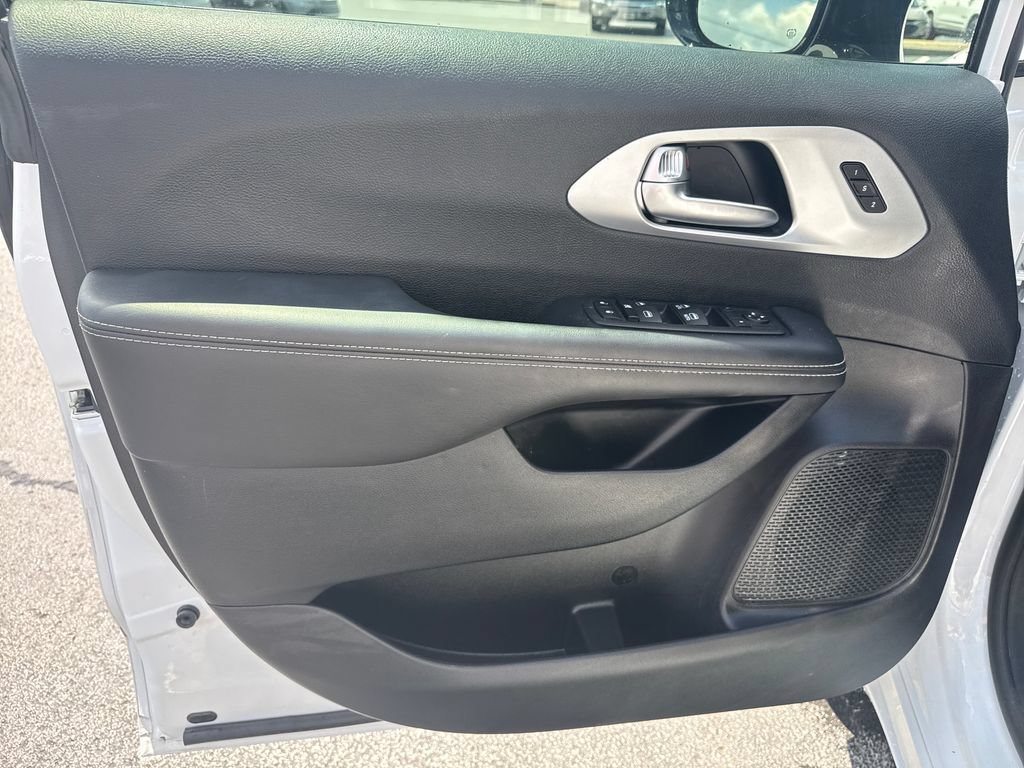 Used 2024 Chrysler Pacifica Touring-L w/ S Appearance Package FWD image 23