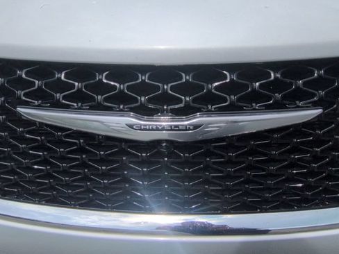 Used 2024 Chrysler Pacifica Touring-L FWD image 33