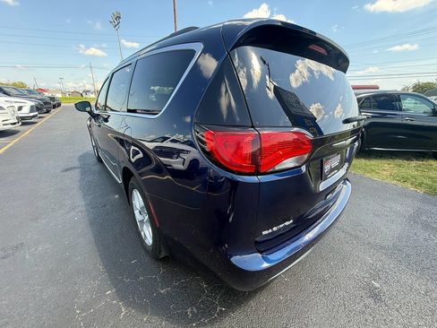 Used 2017 Chrysler Pacifica Touring-L w/ Tire & Wheel Group FWD image 6