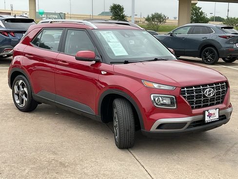 Used 2025 Hyundai Venue SEL FWD image 2