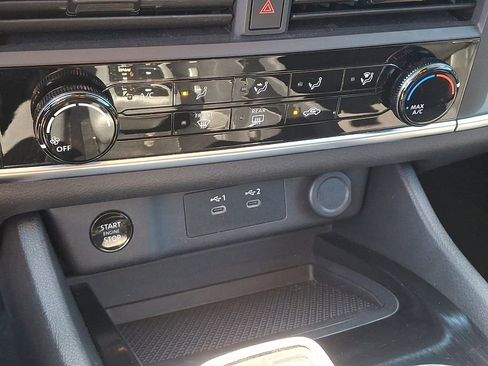 Used 2024 Nissan Rogue S image 15