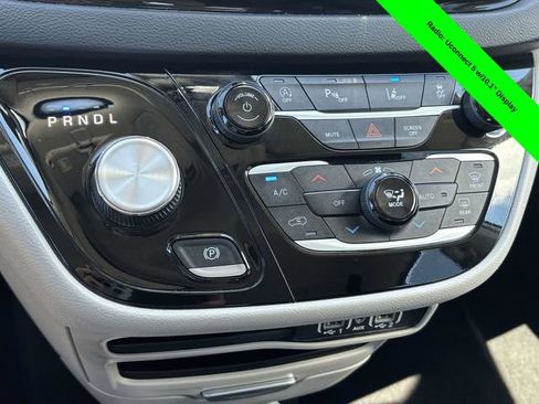 Used 2023 Chrysler Pacifica Touring-L FWD image 18
