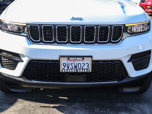 Used 2025 Jeep Grand Cherokee Laredo X RWD image 9