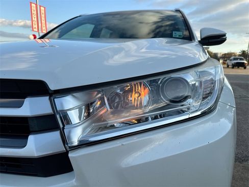 Used 2017 Toyota Highlander XLE image 10