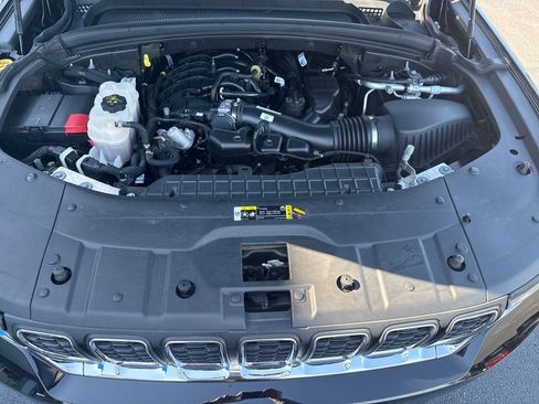 Used 2023 Jeep Grand Cherokee Laredo AWD/4WD image 24