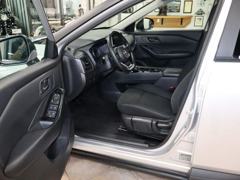 Used 2024 Nissan Rogue S AWD/4WD image 9