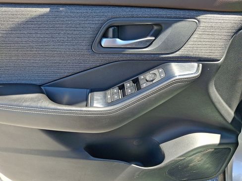Used 2021 Nissan Rogue SV AWD/4WD image 13