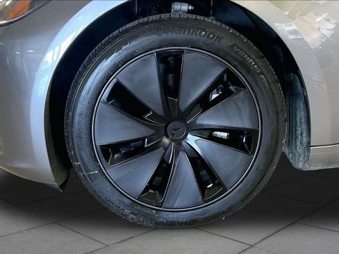 Used 2025 Tesla Model 3 Long Range AWD/4WD image 10