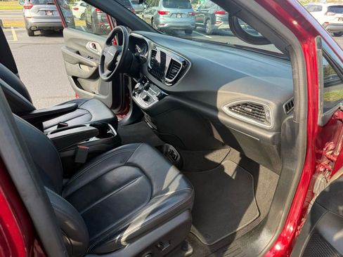 Used 2018 Chrysler Pacifica Touring-L w/ Premium Audio Group image 48