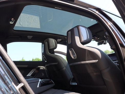 Used 2023 BMW i7 xDrive60 AWD/4WD image 16
