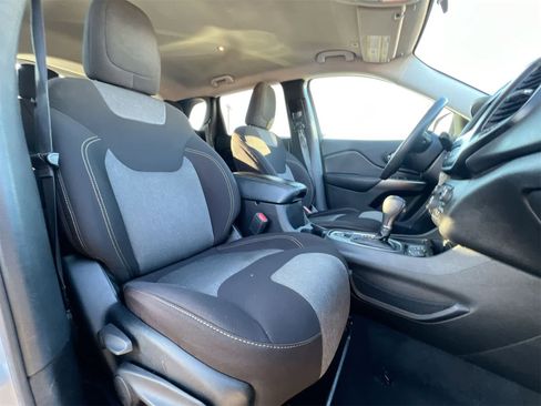 Used 2019 Jeep Cherokee Latitude w/ Popular Appearance Group image 21