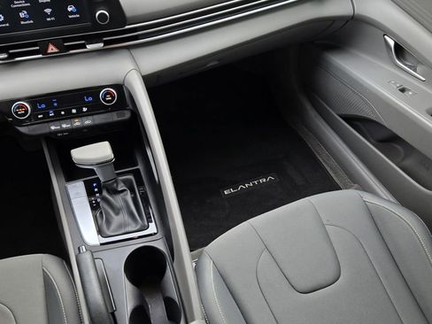 Used 2023 Hyundai Elantra SEL image 12