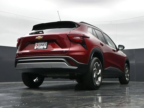 Used 2025 Chevrolet Trax LT FWD image 36