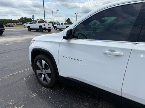 Used 2020 Chevrolet Traverse LT w/ LT Premium Package image 9