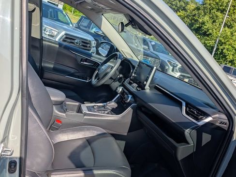 Used 2022 Toyota RAV4 XLE Premium AWD/4WD image 20