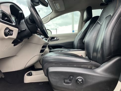 Used 2020 Chrysler Pacifica Touring-L Plus FWD image 28