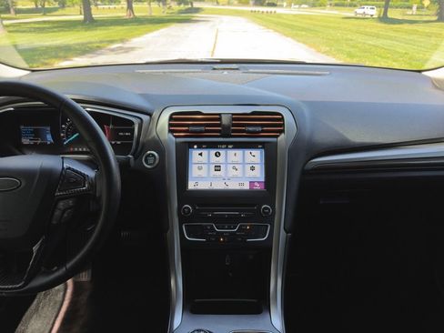 Used 2017 Ford Fusion SE w/ Fusion SE Technology Package FWD image 11