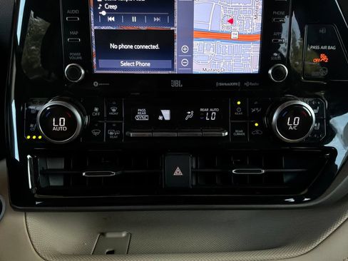 Used 2020 Toyota Highlander Limited FWD image 37
