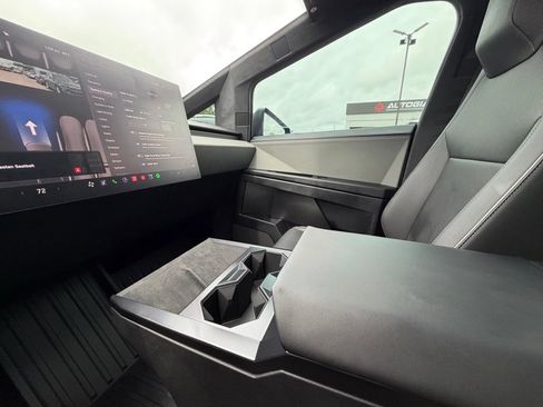 Used 2024 Tesla Cybertruck AWD Crew Cab image 55