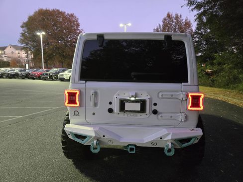 Used 2019 Jeep Wrangler Unlimited Sahara image 7