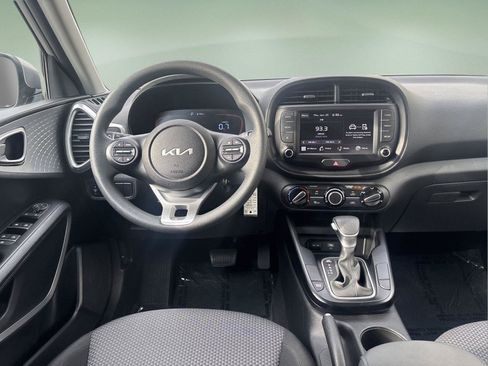 Used 2025 Kia Soul LX w/ LX Technology Package FWD image 2