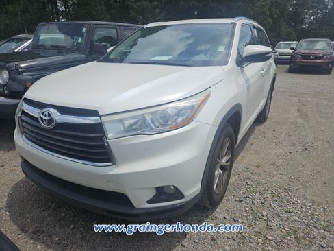 Used 2015 Toyota Highlander XLE FWD image 2