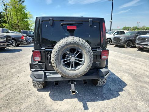 Used 2017 Jeep Wrangler Sahara image 4