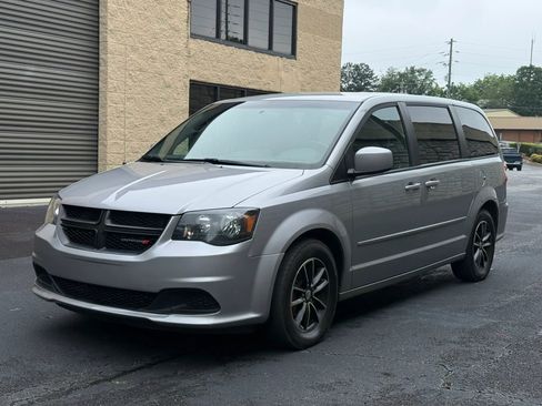Used 2017 Dodge Grand Caravan SE FWD image 2