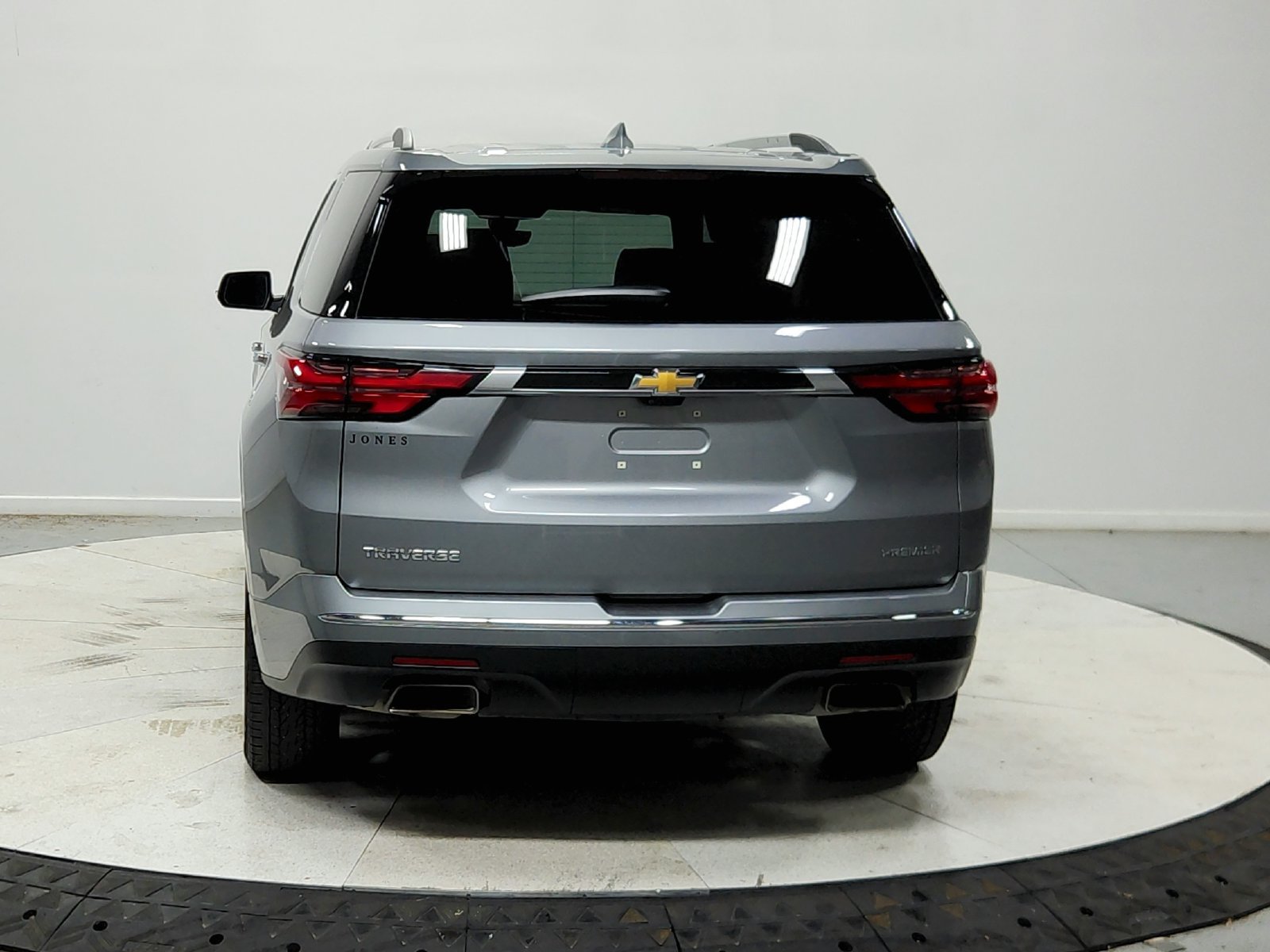 Used 2023 Chevrolet Traverse Premier FWD image 7