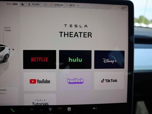 Used 2023 Tesla Model 3 Standard Range image 23