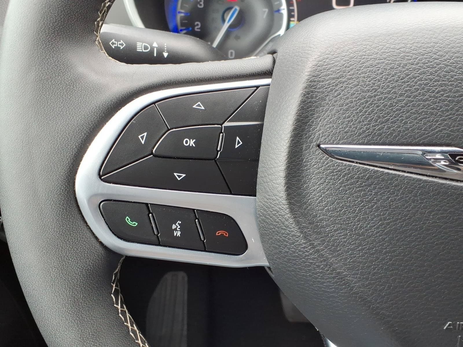 Used 2025 Chrysler Pacifica Select FWD image 35