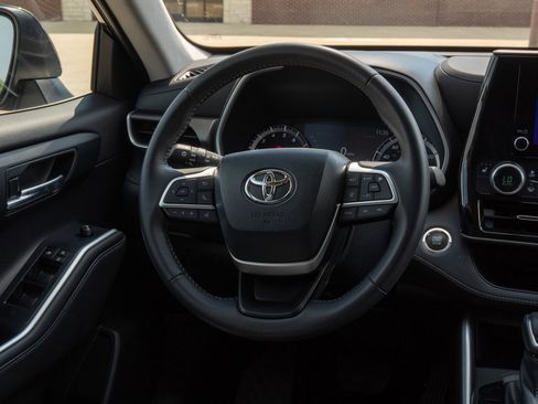 Used 2023 Toyota Highlander XLE FWD image 22
