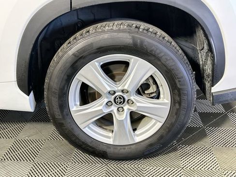 Certified 2024 Toyota Highlander LE image 30