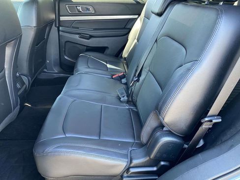 Used 2018 Ford Explorer XLT w/ Equipment Group 202A image 11