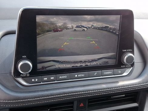 Used 2024 Nissan Rogue S AWD/4WD image 18