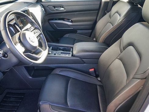 Used 2024 Nissan Pathfinder SL image 17