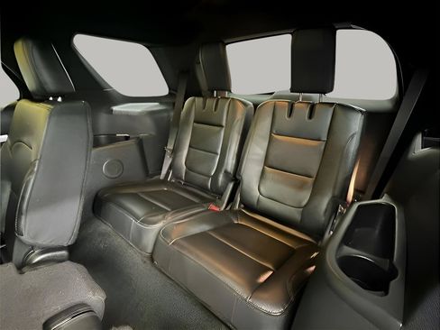 Used 2017 Ford Explorer XLT w/ Equipment Group 202A AWD/4WD image 10