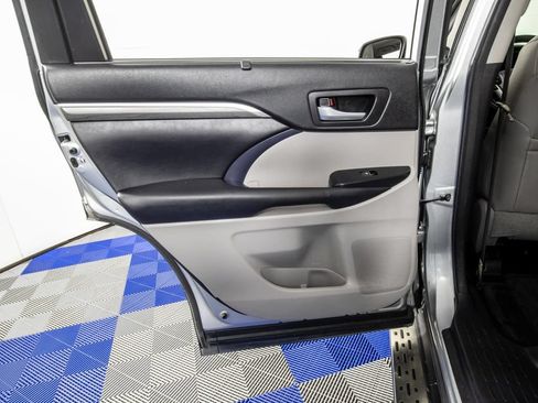 Used 2018 Toyota Highlander Limited Platinum FWD image 17