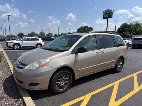 Used 2008 Toyota Sienna LE FWD image 2